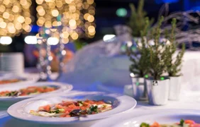 Ansicht gedeckter Tisch mit Teller im KU'KO
