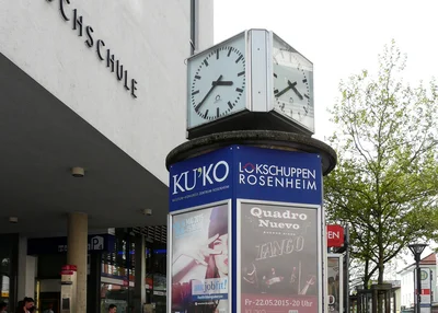 Bild von einer Litfaßsäule mit Plakaten vom KU'KO in Rosenheim