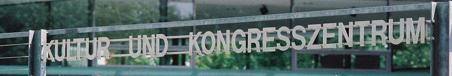 Schriftzug Kultur+Kongress Zentrum Rosenheim vor dem KU'KO 